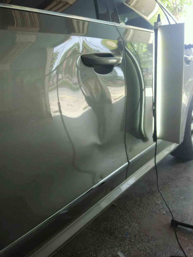 車門凹陷修復前 車門凹陷修復前