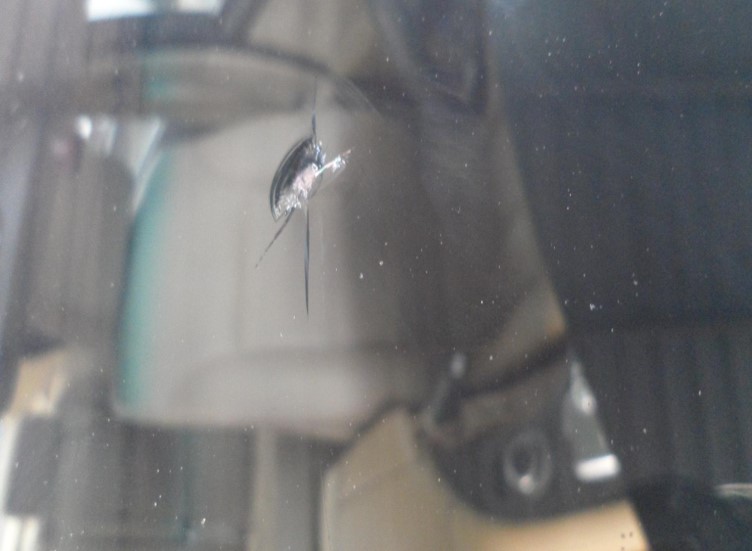 擋風玻璃綜合破損修復前